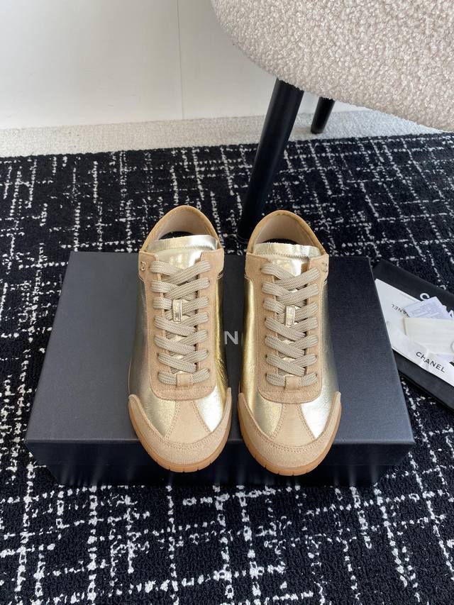 代购级 Chanel 香奈儿最新 24Ss 休闲德训鞋 这双鞋舒服到 大马路逛街暴走一整天都不会累 脚感好炸裂的鞋 好穿又好看 软糯高级 鞋面材质:牛皮 麂皮