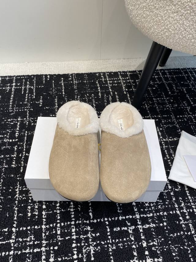 东莞代购级 The Row 24Ss 秋冬新款复古大头包头拖 勃肯羊毛拖 第一眼看到这个鞋子感觉不起眼，没有过多的装饰很简单 但带有点复古味呆萌可爱随意搭配都好