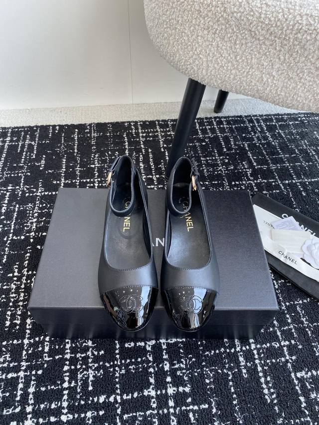 代购级 Chanel香奈儿 单鞋 24Ss 早秋系列火爆上新，这一季香家小爆款！真的一眼爱了，经典拼色完美搭配！ 真的超级有个性，是这款鞋子最大的亮点，醒目而不