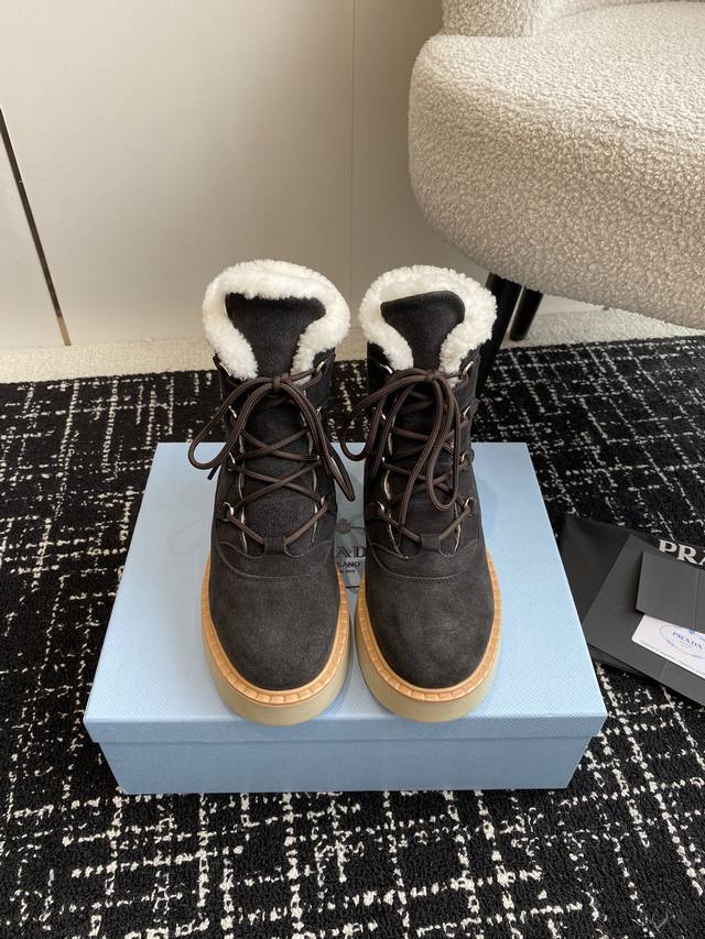 代购级 Prada普拉达 24Ss 厚底 休闲 羊毛短靴 这款运动鞋延续经久不衰的轮廓，是新款经典单品 采用麂皮 精心制作， 提升格调 款式轻盈，搭配三角扣标志