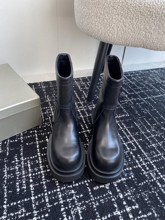 代购级 Rickowens X Dr.Martens联名款 24新款 绑带厚底 增高 马丁靴 短靴 长靴 系列 全黑look是真的又帅又高级 这双 Rick O