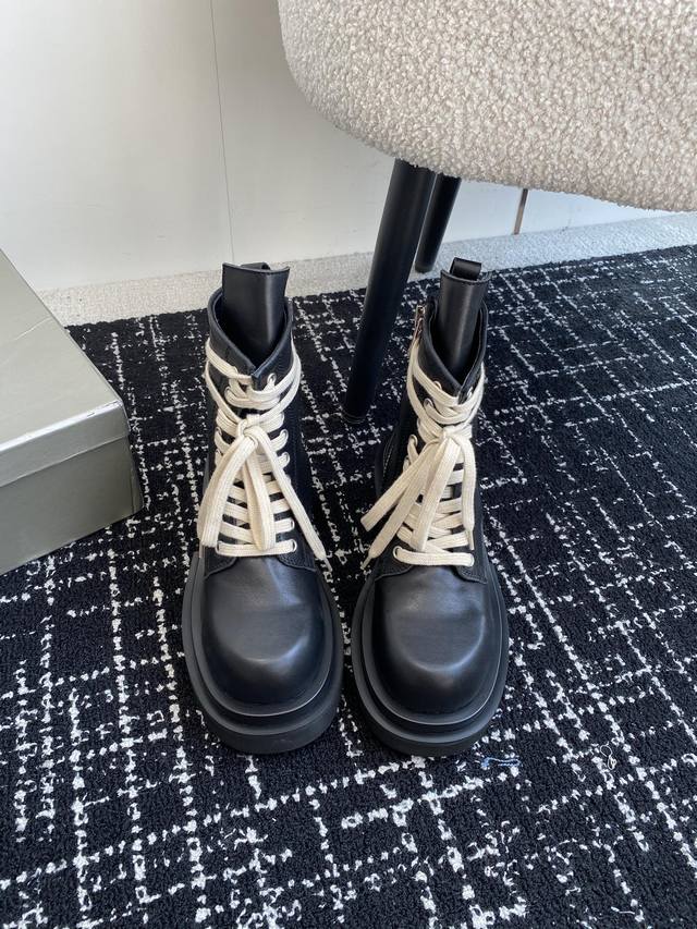 代购级 Rickowens X Dr.Martens联名款 24新款 绑带厚底 增高 马丁靴 短靴 长靴 系列 全黑look是真的又帅又高级 这双 Rick O