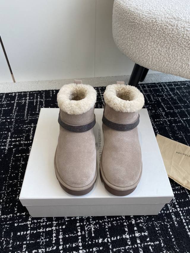 代购级 Brunello Cucinelli 24Ss 冬季新款 雪地靴 羊羔毛包子靴 Bc有着原汁原味意大利奢侈审美dna，以及对女性的深刻理解与苦心钻研，O