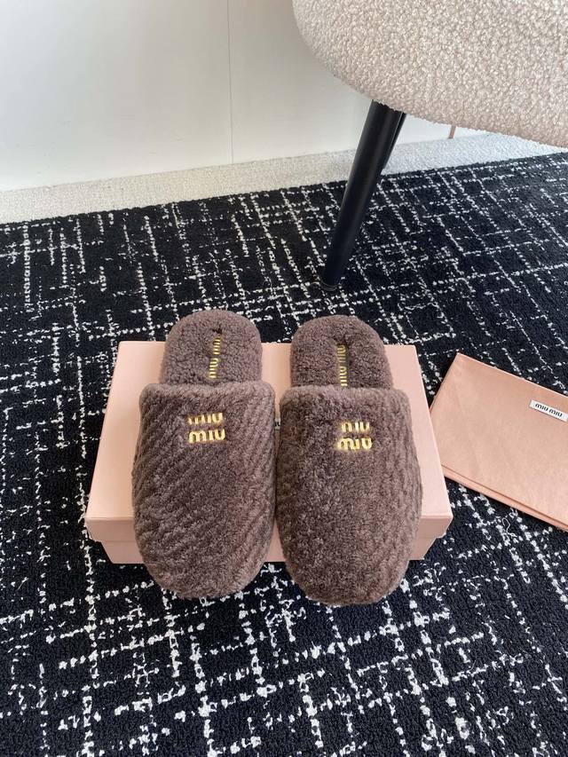 代购级 Miu Miu 24Ss 秋冬系列 羊毛 穆勒鞋拖鞋 包头小羊皮半拖zp开发 原版拆卸 对版拖鞋秒杀市面版本 Miu真的太少女啦 鞋面进口羊毛 鞋底：原