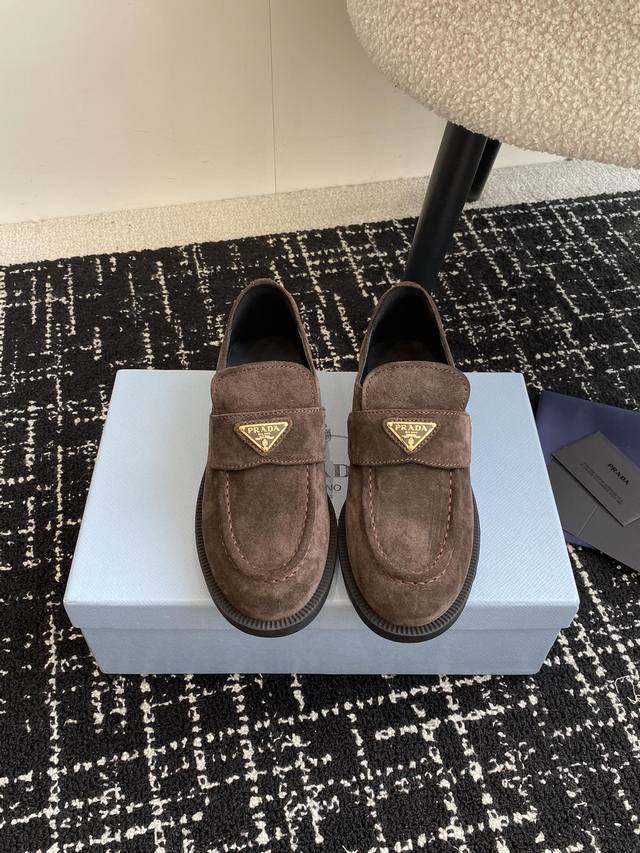 东莞代购级 Prada 普拉达 24Ss 秋冬季新款 新款一脚蹬乐福鞋 真的是经典顶奢潮流风范，演绎都市精英 设计彰显功能性与科技感新颖压花橡胶三角形徽标 展现