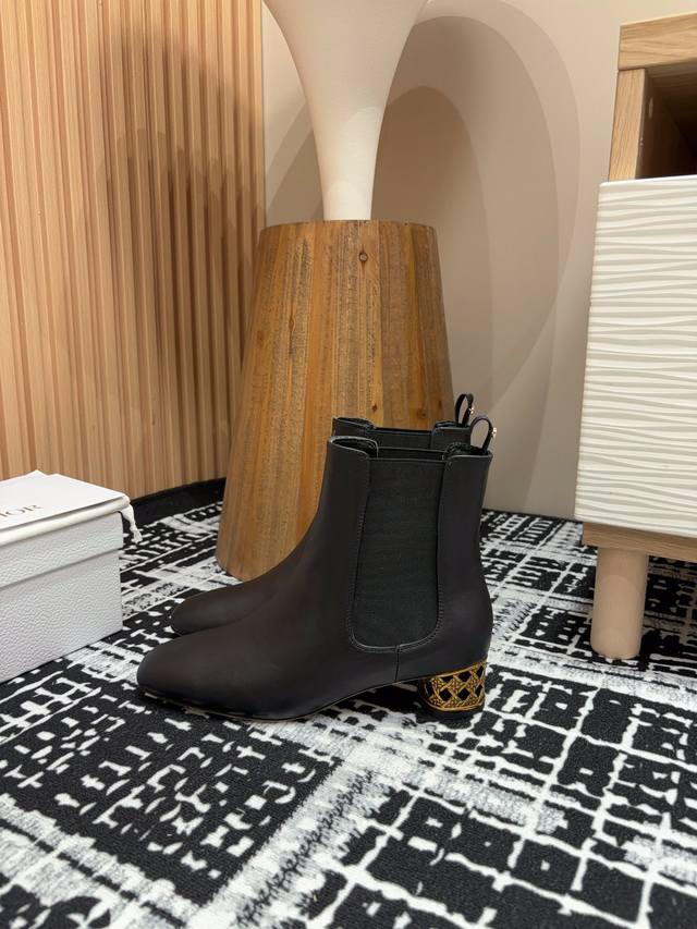 24Ss秋冬新款dior Icon圆跟及踝靴松紧粗跟短靴 这款 Dior Icon 带跟及踝靴是二零二四冬季成衣系列新品，彰显 Dior 的经典标识和高订精神。