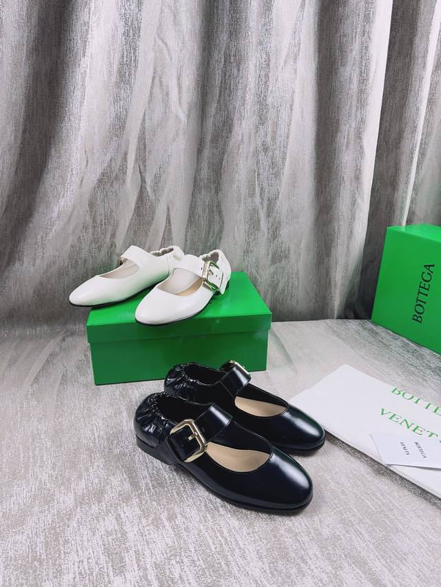 高版本 24S玛丽珍平底单鞋 Bv Sharp Chain Pump 杏色 全真皮 后跟 家族元素 编织系列 圆头 通勤必备 Bv早秋系列 都好美啊 优雅材质运