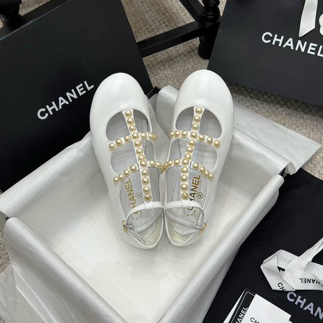 早秋新品chanel 香奈儿小香风珍珠t带平底芭蕾舞鞋、玛丽珍单鞋 香奶奶家一贯的优雅名媛气质 高级感十足！上脚非常nice～不管光脚穿或搭配裙装、裤装、都非常