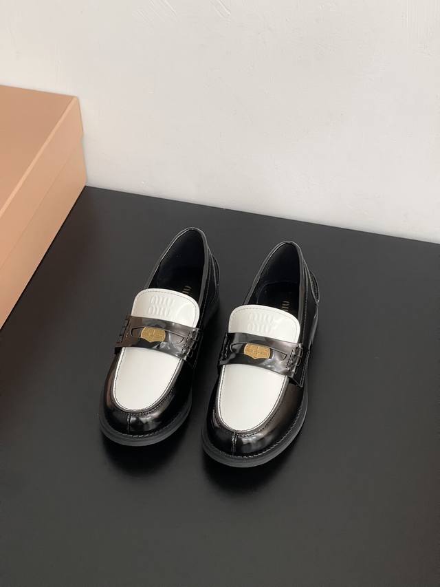 钱币乐福鞋 这是一双秀气的乐福鞋，可以搭配很火女人一点的衣服，搭配黑袜白袜都好看，不重脚感也很舒服。又有复古感又有学院气息 特别适合搭配小套装 鞋面材质:牛皮