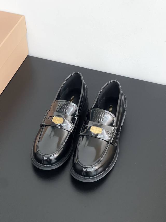 钱币乐福鞋 这是一双秀气的乐福鞋，可以搭配很火女人一点的衣服，搭配黑袜白袜都好看，不重脚感也很舒服。又有复古感又有学院气息 特别适合搭配小套装 鞋面材质:牛皮