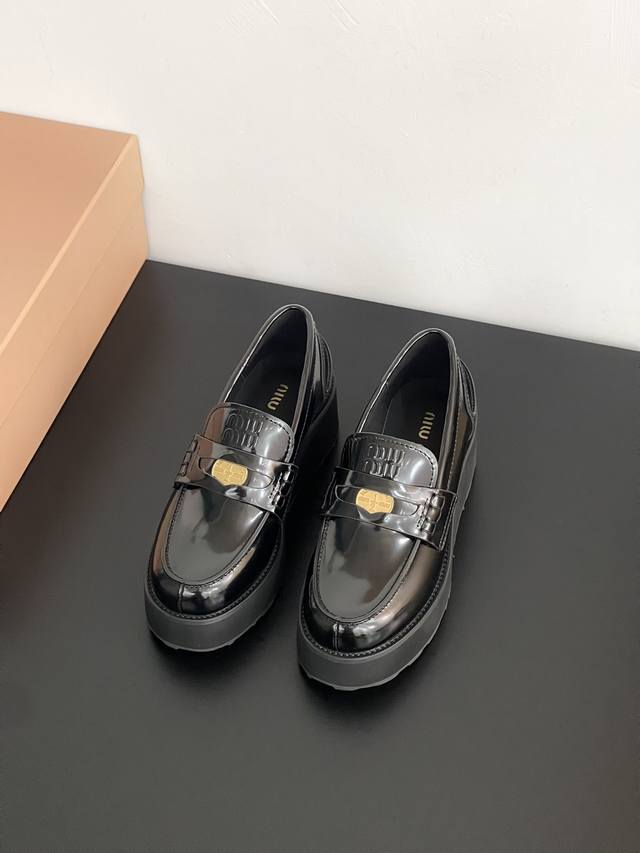 钱币乐福鞋 这是一双秀气的乐福鞋，可以搭配很火女人一点的衣服，搭配黑袜白袜都好看，不重脚感也很舒服。又有复古感又有学院气息 特别适合搭配小套装 鞋面材质:牛皮