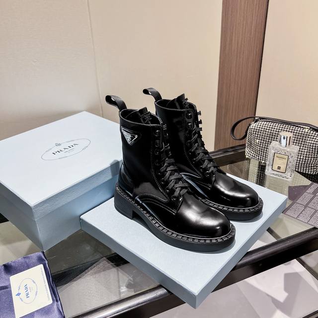 级顶sss重磅推出普拉达短靴系列 1 Prada早秋冬t台走秀网红同款＂梦造不夜城＂，Prada能在重要场合用得上了，清新风带点小贵气的感觉，上脚非常完美穿搭配