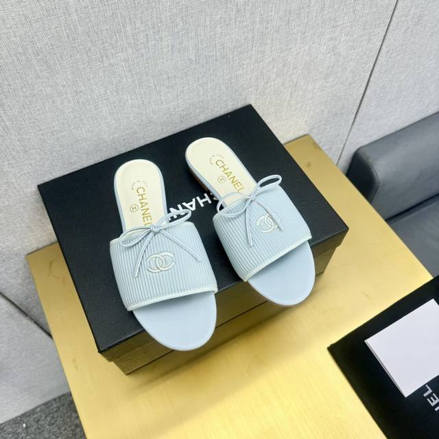 出厂价 Chanel 香奈儿 24Ss 蝴蝶结 拖鞋 蝴蝶结的点缀，上脚美到爆，简简单单，夏天必须要有的小凉鞋 对版开发，随便暴走不磨脚，称霸整个秀场的一字带拖