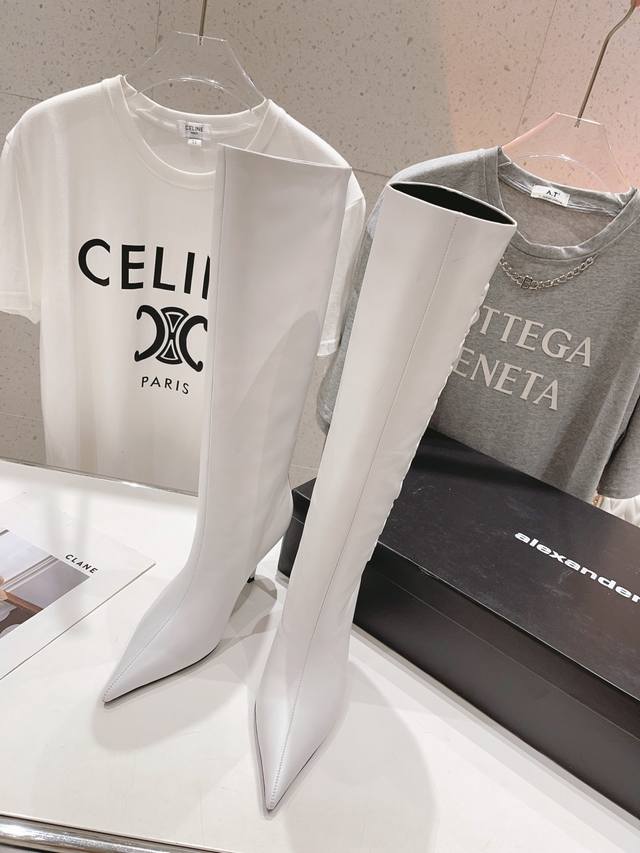 高版本出厂 Alexander Wang大王24Ss 秋冬尖头长靴 大王靴子出了名的鞋型好，尖头搭配上全新logo真皮大底炒鸡舒服！上脚超级有气质 特别显腿长，