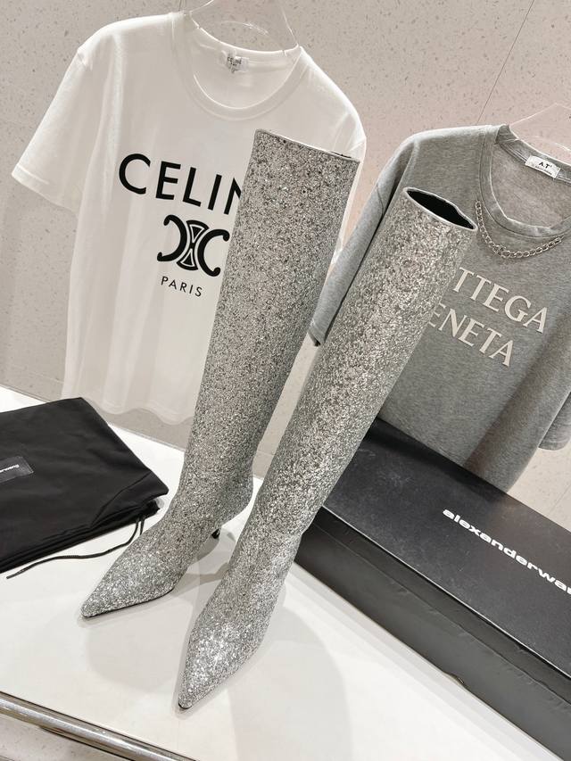 高版本出厂 Alexander Wang大王24Ss 秋冬尖头长靴 大王靴子出了名的鞋型好，尖头搭配上全新logo真皮大底炒鸡舒服！上脚超级有气质 特别显腿长，