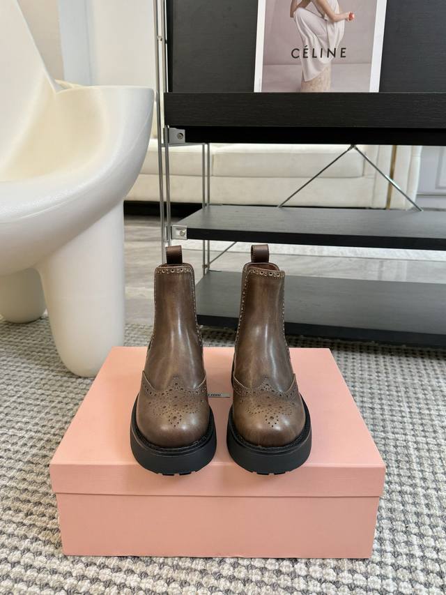 Miumiu缪缪秋冬最新款马丁靴上新 完全原版一比一复刻打造 版型超级正 最新时尚的设计 火遍全网的靴子，上脚又酷又时髦 靴筒处独特设计最为抢眼吸晴 上脚还很好