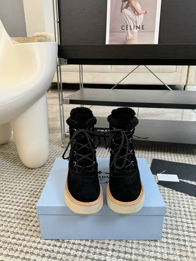 Prada普拉达 24Ss 厚底 休闲 羊毛短靴 这款运动鞋延续经久不衰的轮廓，是新款经典单品 采用麂皮 精心制作， 提升格调 款式轻盈，搭配三角扣标志加5Cm