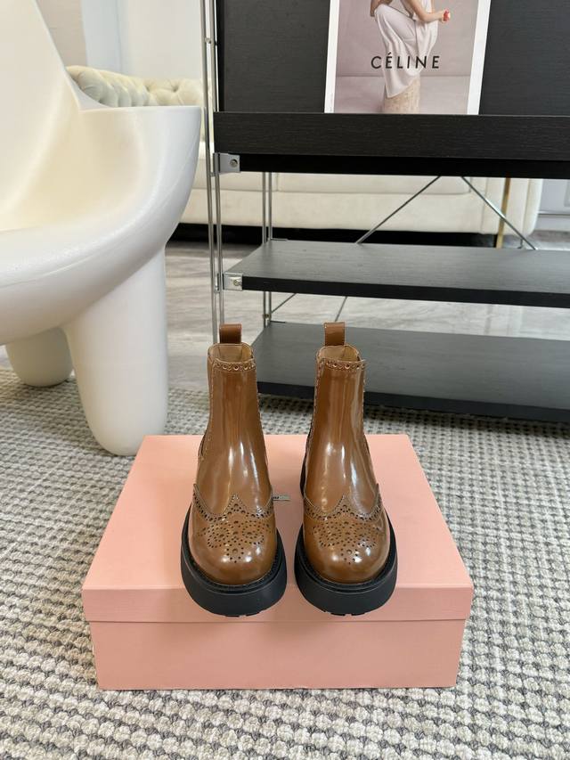 Miumiu缪缪秋冬最新款马丁靴上新 完全原版一比一复刻打造 版型超级正 最新时尚的设计 火遍全网的靴子，上脚又酷又时髦 靴筒处独特设计最为抢眼吸晴 上脚还很好