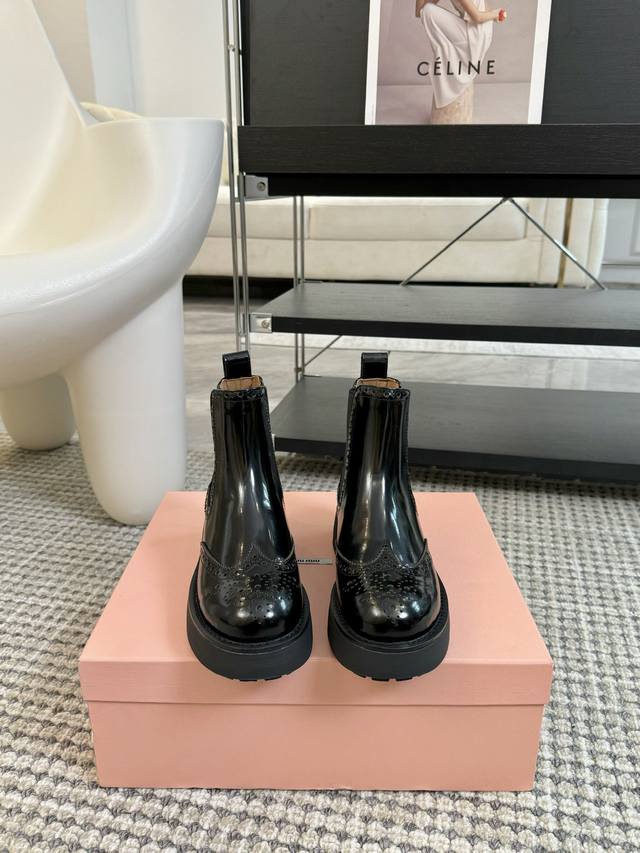 Miumiu缪缪秋冬最新款马丁靴上新 完全原版一比一复刻打造 版型超级正 最新时尚的设计 火遍全网的靴子，上脚又酷又时髦 靴筒处独特设计最为抢眼吸晴 上脚还很好