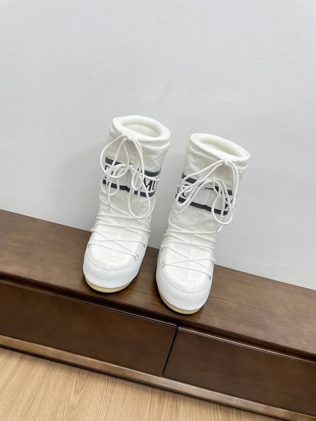 布面高靴 顶级版本moon Boot Vs秋冬最新款复古雪地靴 时髦人都在穿moon Boot雪地靴如果你难以接受ugg的复兴那现在有一款更另类的雪地靴又杀回来