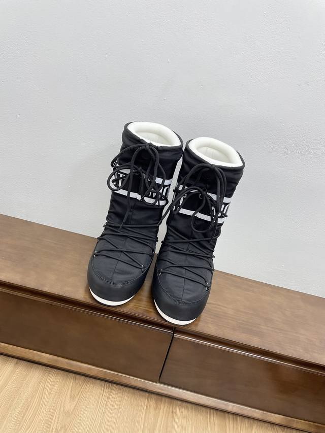 布面高靴 顶级版本moon Boot Vs秋冬最新款复古雪地靴 时髦人都在穿moon Boot雪地靴如果你难以接受ugg的复兴那现在有一款更另类的雪地靴又杀回来