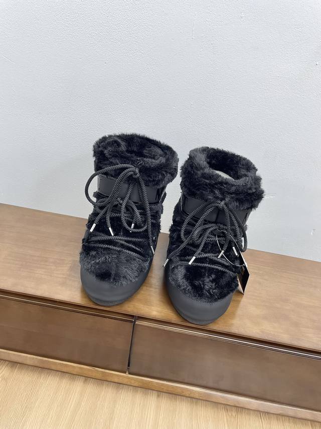 毛款 顶级版本moon Boot Vs秋冬最新款复古雪地靴 时髦人都在穿moon Boot雪地靴如果你难以接受ugg的复兴那现在有一款更另类的雪地靴又杀回来了，
