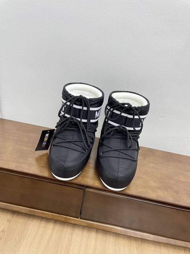 布面 顶级版本moon Boot Vs秋冬最新款复古雪地靴 时髦人都在穿moon Boot雪地靴如果你难以接受ugg的复兴那现在有一款更另类的雪地靴又杀回来了，