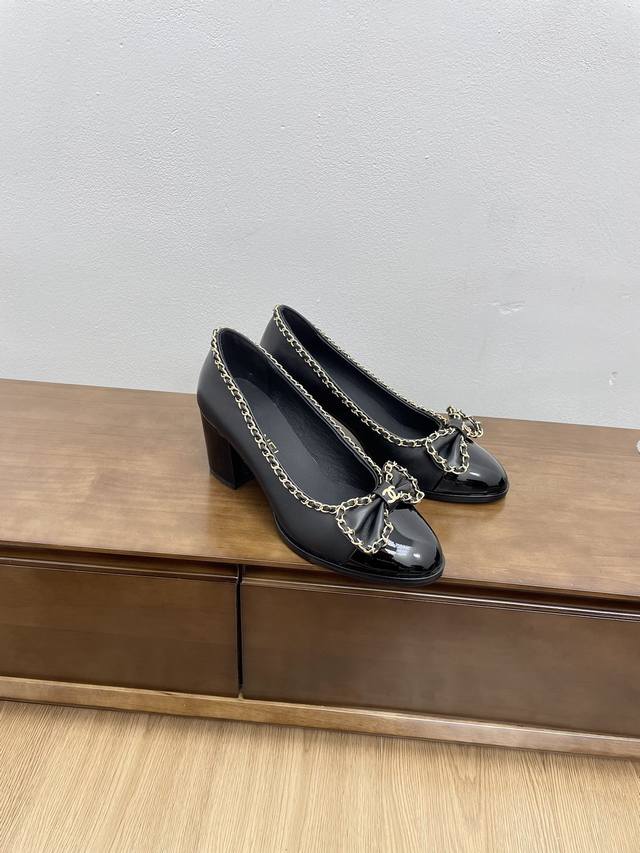 代购级chanel 24C新品圆头环带拼色链条蝴蝶结玛丽珍单鞋 这一季系列真的超美 大爆款香奶奶家一贯的优雅名媛气质 高级感十足！上脚非常nice～ 不管光脚穿
