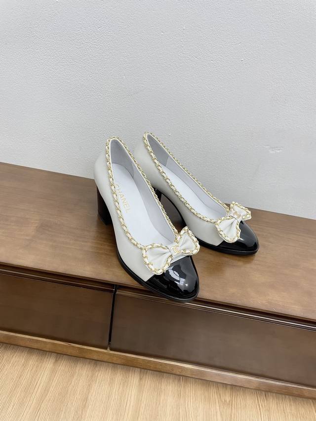 代购级chanel 24C新品圆头环带拼色链条蝴蝶结玛丽珍单鞋 这一季系列真的超美 大爆款香奶奶家一贯的优雅名媛气质 高级感十足！上脚非常nice～ 不管光脚穿