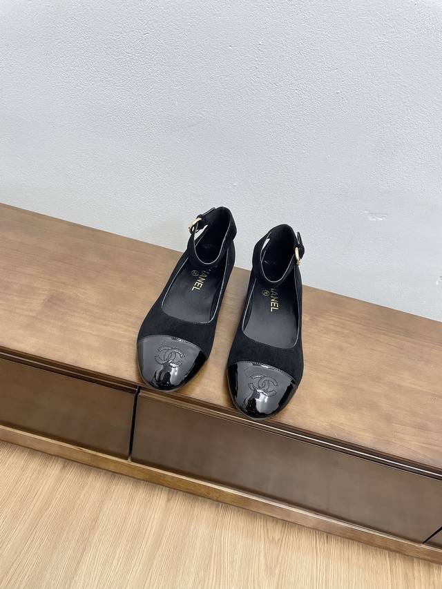 代购级chanel 24C新品圆头环带拼色玛丽珍单鞋 这一季系列真的超美 大爆款香奶奶家一贯的优雅名媛气质 高级感十足！上脚非常nice～ 不管光脚穿或搭配裙装