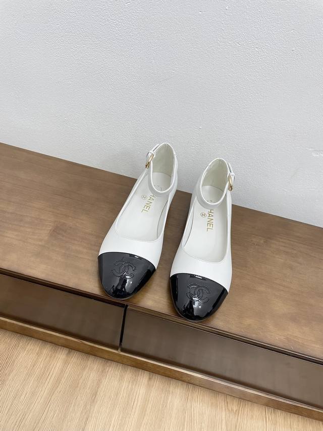 代购级chanel 24C新品圆头环带拼色玛丽珍单鞋 这一季系列真的超美 大爆款香奶奶家一贯的优雅名媛气质 高级感十足！上脚非常nice～ 不管光脚穿或搭配裙装