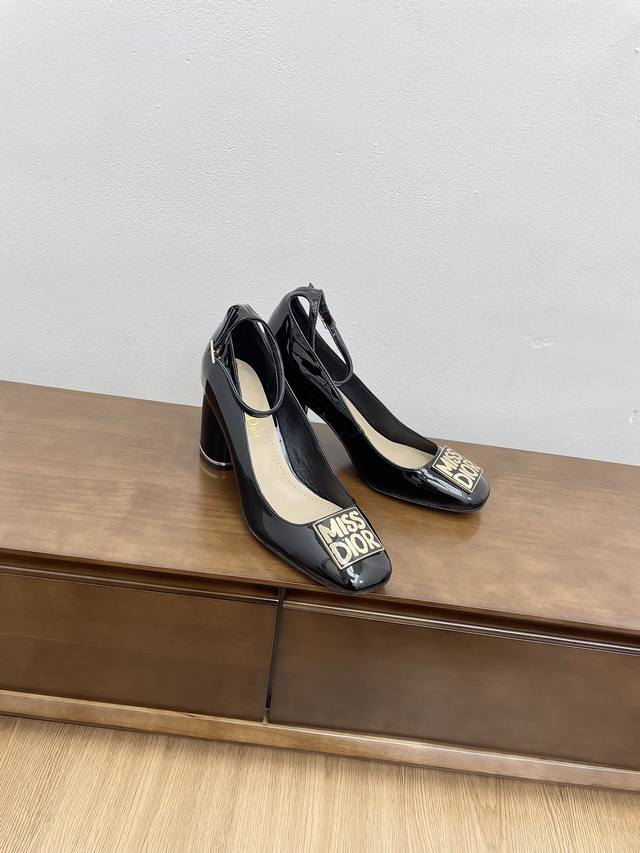 顶级版本dior 迪奥经典巴黎走秀款秋冬新品金属扣圆跟单鞋凉鞋 这款miss单鞋系列巴黎走秀爆款，优雅时尚。采用漆皮皮革精心制作，款式简约，鞋面饰以金色饰面金属