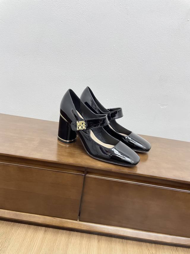 顶级版本dior 迪奥经典巴黎走秀款秋冬新品金属扣圆跟单鞋凉鞋 这款miss单鞋系列巴黎走秀爆款，优雅时尚。采用漆皮皮革精心制作，款式简约，鞋面饰以金色饰面金属