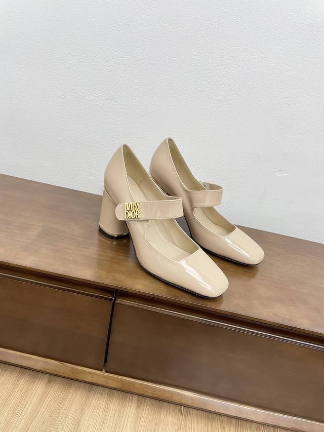 顶级版本dior 迪奥经典巴黎走秀款秋冬新品金属扣圆跟单鞋凉鞋 这款miss单鞋系列巴黎走秀爆款，优雅时尚。采用漆皮皮革精心制作，款式简约，鞋面饰以金色饰面金属