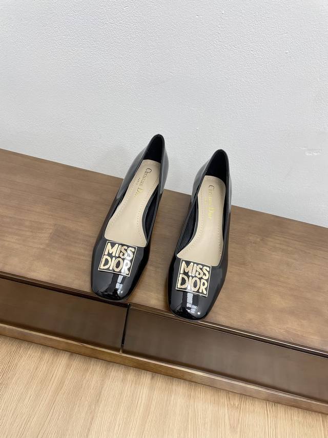 顶级版本dior 迪奥经典巴黎走秀款秋冬新品金属扣圆跟单鞋凉鞋 这款miss单鞋系列巴黎走秀爆款，优雅时尚。采用漆皮皮革精心制作，款式简约，鞋面饰以金色饰面金属