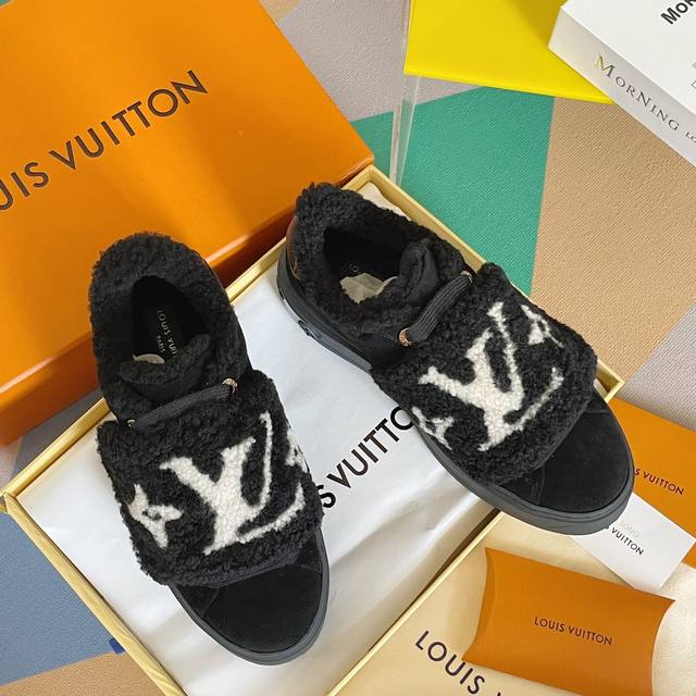 顶级版本： Lv驴牌 L家 Time Out系列 羊毛 魔术贴 小白鞋 运动鞋 原版购入开发 做货 本款 Time Out 运动鞋取材牛皮革，以蓬松羊毛皮革包裹