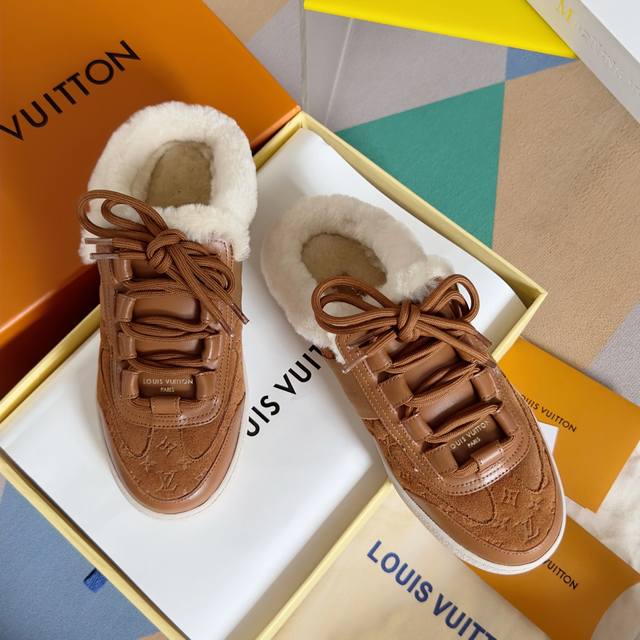 顶级版本：毛拖 Lv 驴牌l家 Lous系列 毛拖 德训鞋 半拖鞋 原版购入开发 做货 本款 Lous 露跟运动鞋为绒面牛皮革铺陈 Monogram 图案，搭配