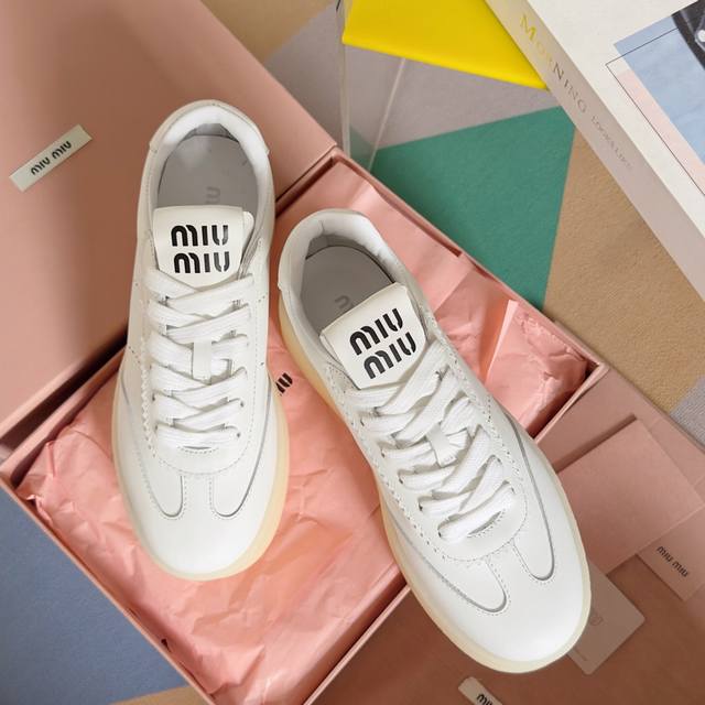 顶级版本：女款 Miumiu缪缪 最新英伦风 厚底 系带 饼干鞋 增高 小白鞋 原版购入开发 做货 优质皮革、侧面穿孔以及miu Miu徽标为这款运动鞋增添经典