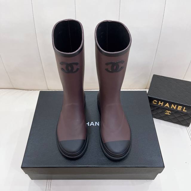 工厂价 元，硫化版本 Chanel 香奈儿爆款中古雨靴vantage 中古痴迷狂爱者...真正的古董级别！今年最火爆的雨靴，人手一双，透气无比，巨百搭，无敌显瘦