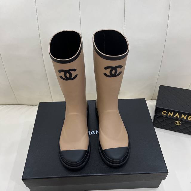 工厂价 元，硫化版本 Chanel 香奈儿爆款中古雨靴vantage 中古痴迷狂爱者...真正的古董级别！今年最火爆的雨靴，人手一双，透气无比，巨百搭，无敌显瘦