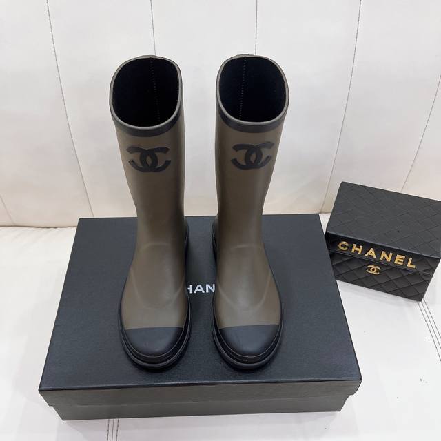 工厂价 元，硫化版本 Chanel 香奈儿爆款中古雨靴vantage 中古痴迷狂爱者...真正的古董级别！今年最火爆的雨靴，人手一双，透气无比，巨百搭，无敌显瘦