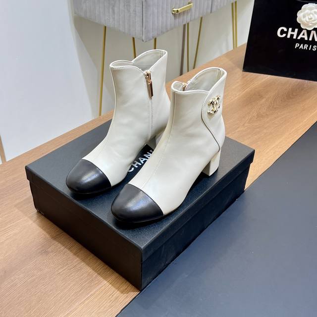 顶级版本 Chane*｜小香 经典简约百搭高跟彩钻扣短靴马丁靴 本季秋冬季节必备单品！香奈儿女士钟爱简约又难以抗拒系 搭配展现与众不同的穿搭风格。时尚达人鞋柜必
