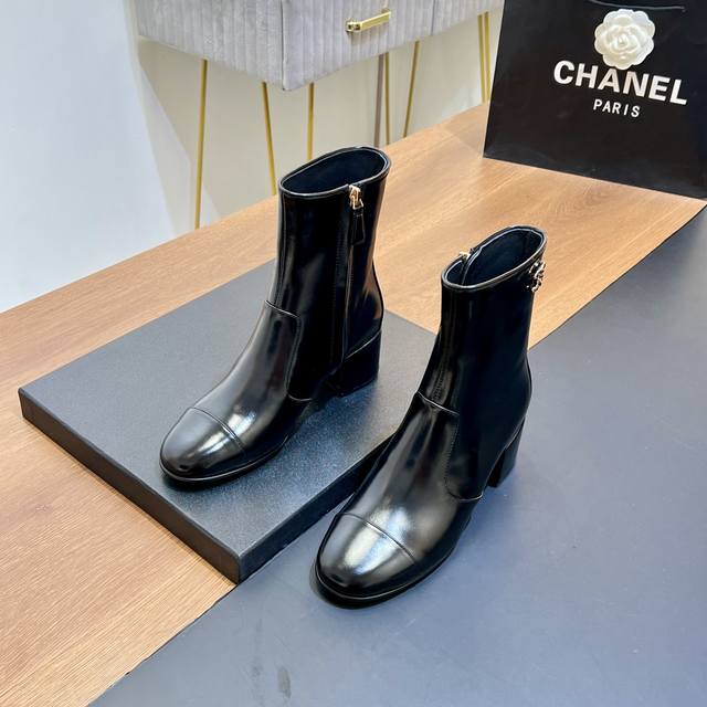 顶级版本 Chane*｜小香 经典简约百搭高跟链条扣短靴马丁靴 本季秋冬季节必备单品！香奈儿女士钟爱简约又难以抗拒系 搭配展现与众不同的穿搭风格。时尚达人鞋柜必