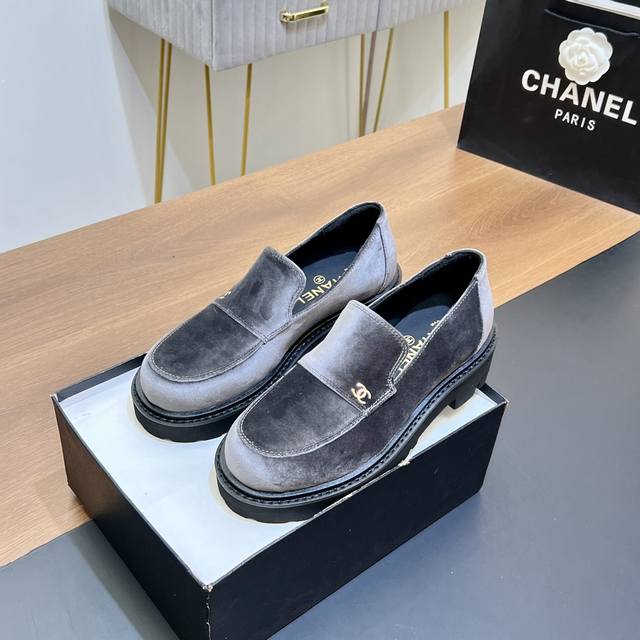 顶级版本 Chanel 香奈儿新款深口单鞋一脚蹬乐福鞋 系带小皮鞋 专柜同步！！本系列现已登陆发售！！绝妙的设计令人陶醉。整双鞋以柔软小牛皮打造，轻便厚底设计营