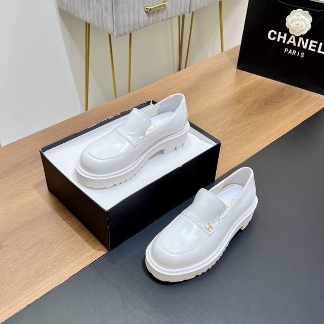 顶级版本 Chanel 香奈儿新款深口单鞋一脚蹬乐福鞋 系带小皮鞋 专柜同步！！本系列现已登陆发售！！绝妙的设计令人陶醉。整双鞋以柔软小牛皮打造，轻便厚底设计营