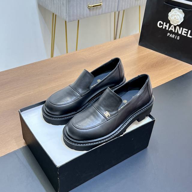 顶级版本 Chanel 香奈儿新款深口单鞋一脚蹬乐福鞋 系带小皮鞋 专柜同步！！本系列现已登陆发售！！绝妙的设计令人陶醉。整双鞋以柔软小牛皮打造，轻便厚底设计营
