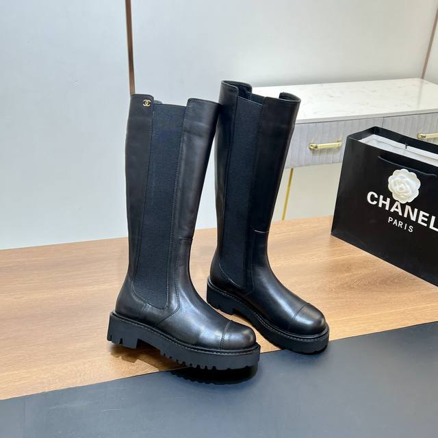 顶级版本 Chanel 香奈儿秋冬新款短靴 长靴 高筒靴 厚底马丁靴 机车靴，切尔西一脚蹬短靴 买原版到开发出货 历时两个月 精心一比一制造 靴口选用一比一弹力