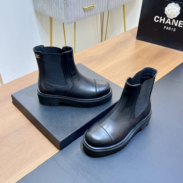 顶级版本 Chanel 香奈儿秋冬新款短靴 厚底马丁靴 机车靴，切尔西一脚蹬短靴 买原版到开发出货 历时两个月 精心一比一制造 靴口选用一比一弹力松紧设计，穿脱