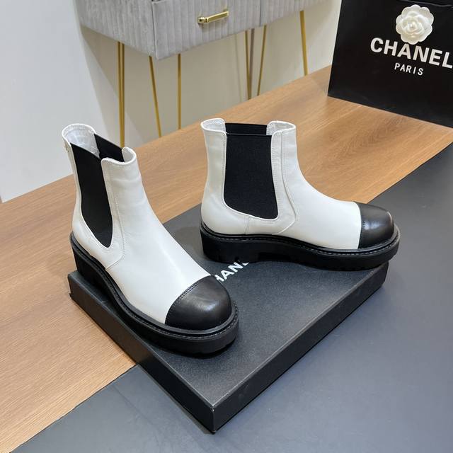 顶级版本 Chanel 香奈儿秋冬新款短靴 厚底马丁靴 机车靴，切尔西一脚蹬短靴 买原版到开发出货 历时两个月 精心一比一制造 靴口选用一比一弹力松紧设计，穿脱