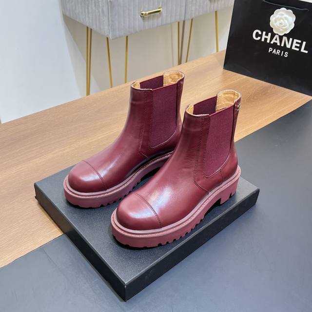 顶级版本 Chanel 香奈儿秋冬新款短靴 厚底马丁靴 机车靴，切尔西一脚蹬短靴 买原版到开发出货 历时两个月 精心一比一制造 靴口选用一比一弹力松紧设计，穿脱